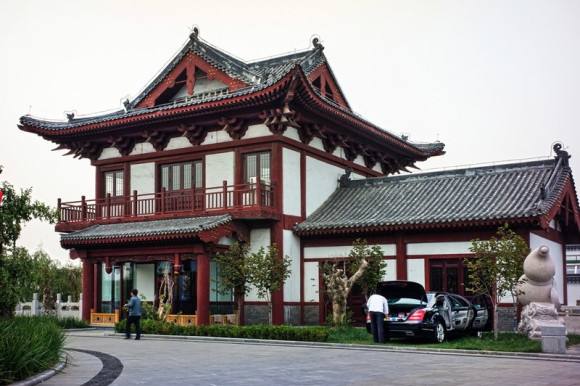 飛檐設(shè)計構(gòu)圖巧妙，造型優(yōu)美的屋頂給人們以賞心悅目的藝術(shù)享受。